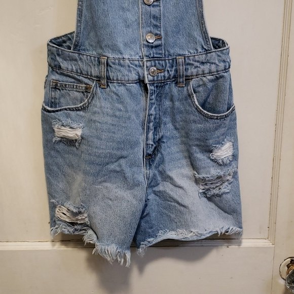 Forever 21 Distressed Denim Apron Overalls Shorts Meduim - Picture 3 of 7